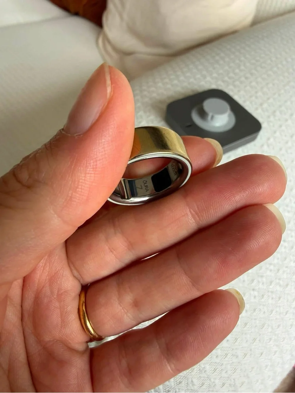 Gold Oura gen 4 + Charger